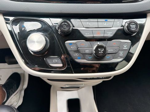 Used 2023 Chrysler Pacifica Touring-L FWD image 16