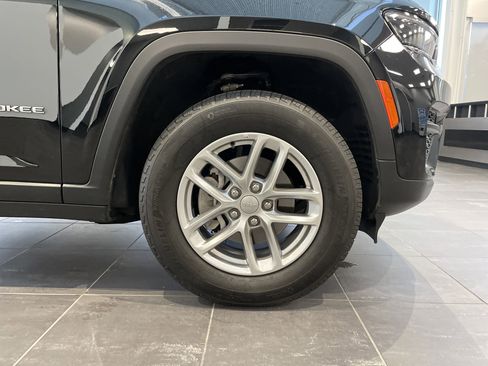 Used 2025 Jeep Grand Cherokee Laredo X image 12