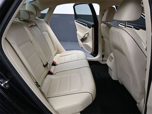 Used 2018 Volkswagen Passat 2.0T image 22