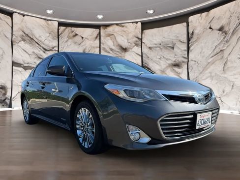 Used 2013 Toyota Avalon Limited w/ Technology Pkg FWD image 3