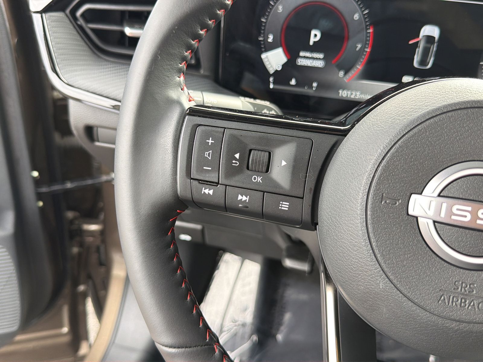 Certified 2025 Nissan Kicks SR FWD image 17
