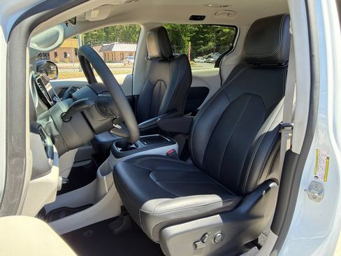 Used 2024 Chrysler Pacifica Touring-L FWD image 18