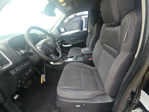 Used 2022 Nissan Frontier SV image 3