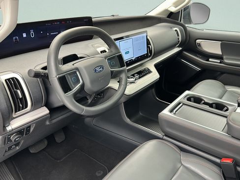 Used 2025 Ford Expedition Active AWD/4WD image 13