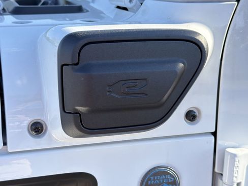 Used 2025 Jeep Wrangler Unlimited Sahara image 32