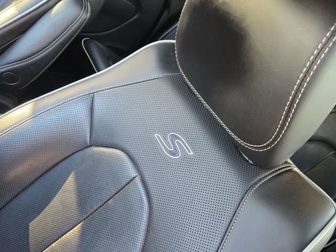 Used 2025 Chrysler Pacifica Limited image 26