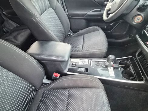 Used 2020 Mitsubishi Outlander ES image 34