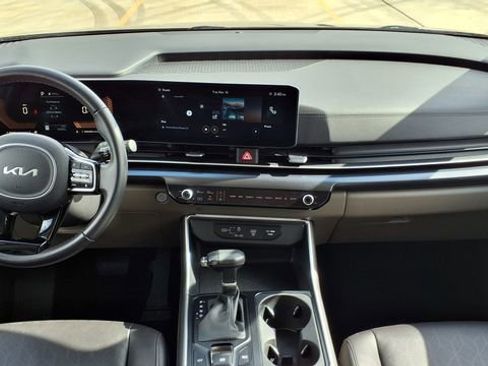Used 2025 Kia Carnival image 24