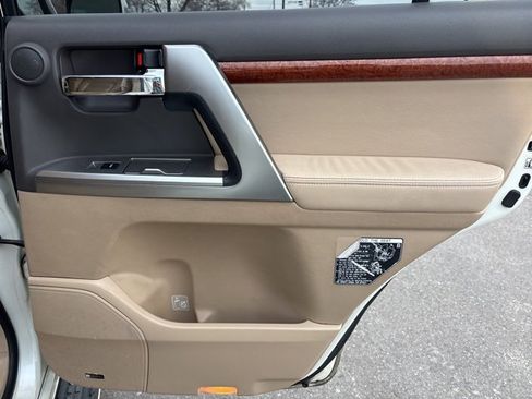 Used 2015 Toyota Land Cruiser image 13