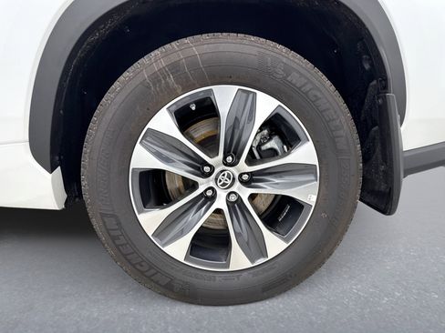 Used 2024 Toyota Highlander XLE AWD/4WD image 28