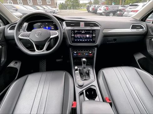 Used 2024 Volkswagen Tiguan SE w/ Panoramic Sunroof Package AWD/4WD image 12