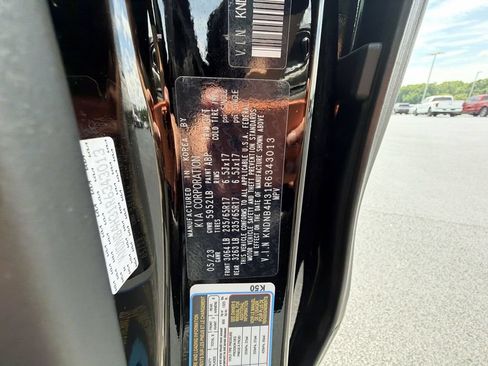Used 2024 Kia Carnival LX FWD image 19