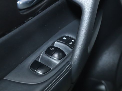 Used 2019 Nissan Rogue SV w/ Premium Package image 17