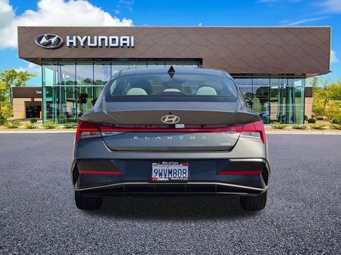 Used 2025 Hyundai Elantra Limited FWD image 3