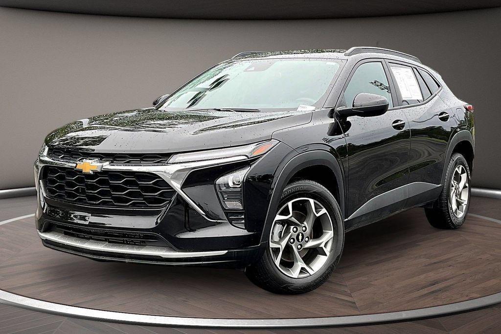 Used 2025 Chevrolet Trax LT FWD image 3