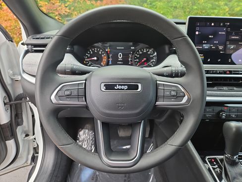 Used 2024 Jeep Compass Latitude image 15