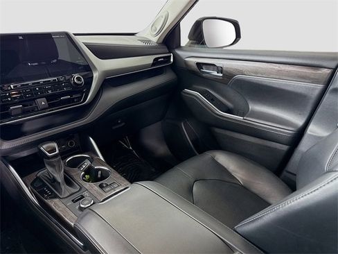 Used 2021 Toyota Highlander Platinum image 24