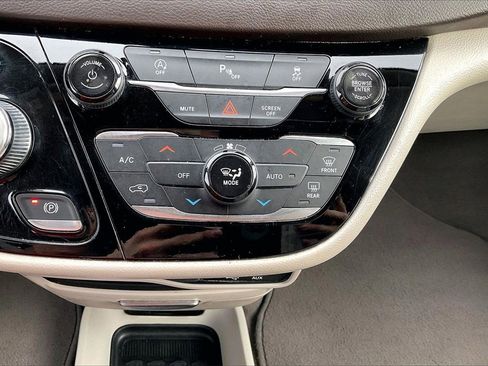 Used 2020 Chrysler Pacifica Touring-L w/ Premium Audio Group image 31