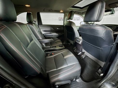 Used 2019 Toyota Highlander SE image 29