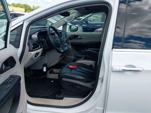 Used 2020 Chrysler Pacifica Touring-L FWD image 2