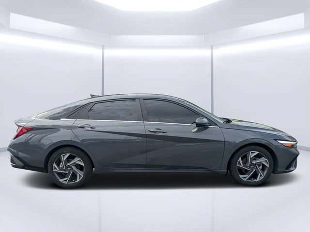 Used 2024 Hyundai Elantra SEL w/ Convenience Package FWD image 2