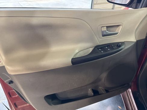 Used 2017 Toyota Sienna LE image 17