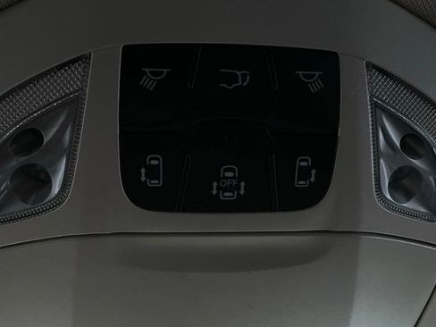 Used 2022 Chrysler Voyager LX image 34