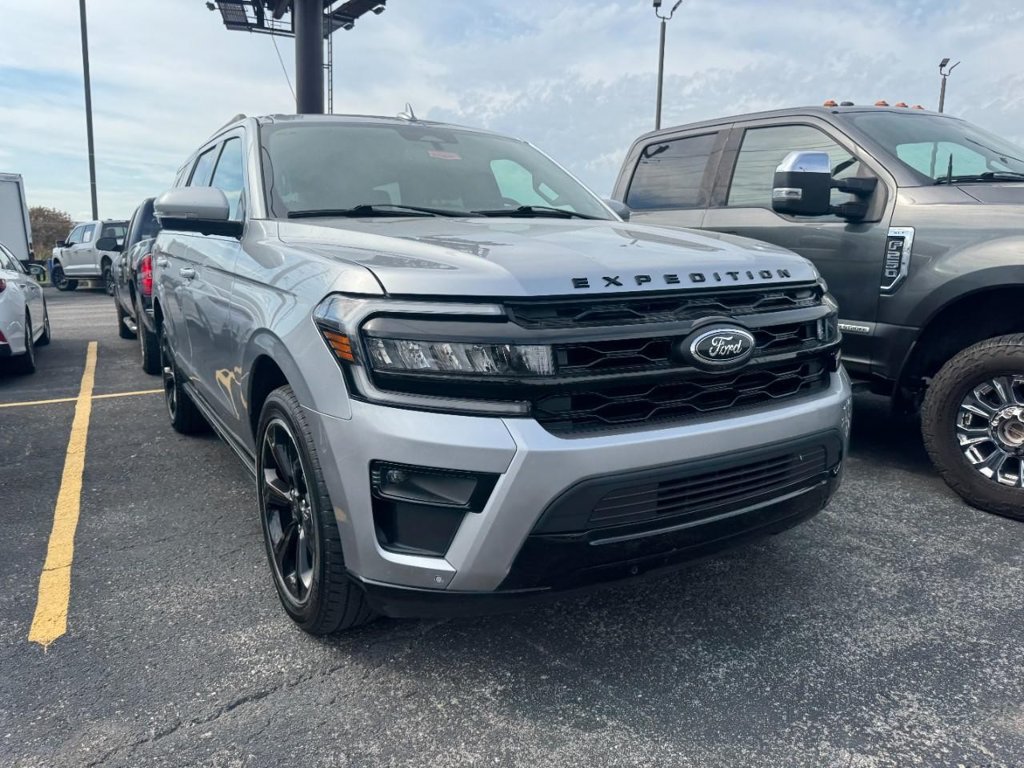 Used 2024 Ford Expedition Limited AWD/4WD image 3