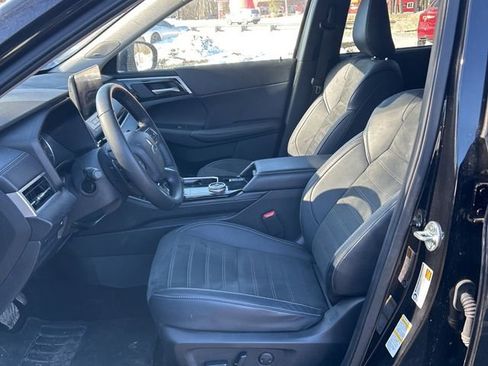 Used 2025 Mitsubishi Outlander SE image 2