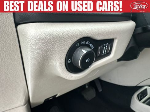 Used 2024 Chrysler Pacifica Touring-L FWD image 27