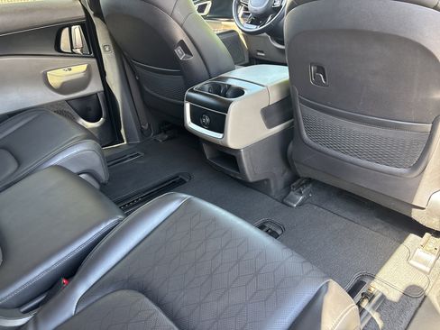 Used 2025 Kia Carnival FWD image 11