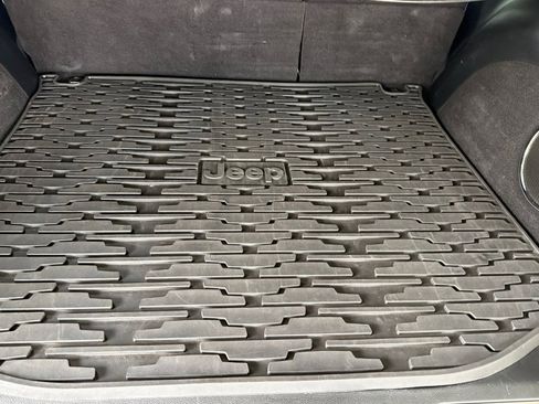 Used 2018 Jeep Grand Cherokee Limited image 19