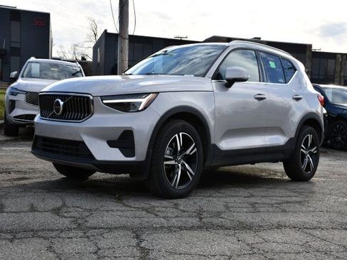Used 2025 Volvo XC40 B5 Core image 3