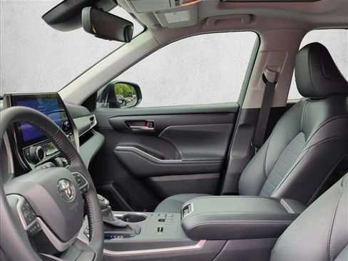 Used 2025 Toyota Highlander XLE FWD image 10