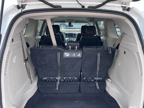 Used 2018 Chrysler Pacifica Touring-L image 11