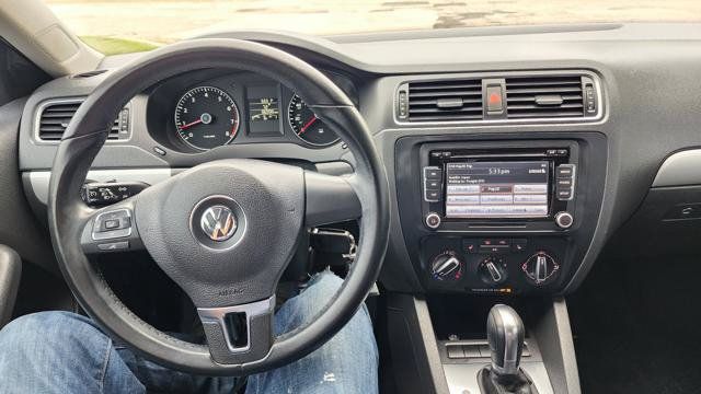 Used 2013 Volkswagen Jetta SE FWD image 19