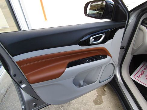 Used 2022 Jeep Compass Limited w/ Sun and Sound Group image 21