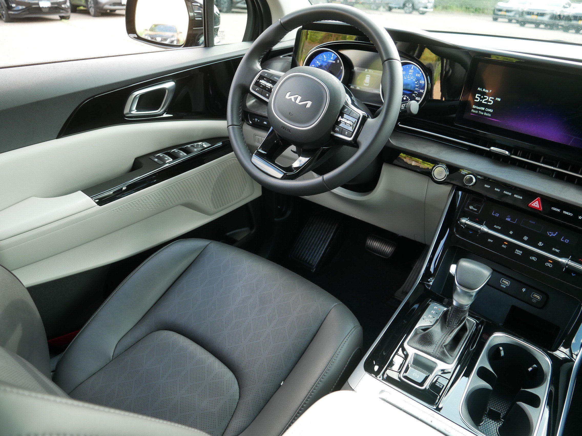Certified 2023 Kia Carnival EX FWD image 9