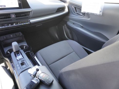 Used 2025 Toyota Prius LE FWD image 16