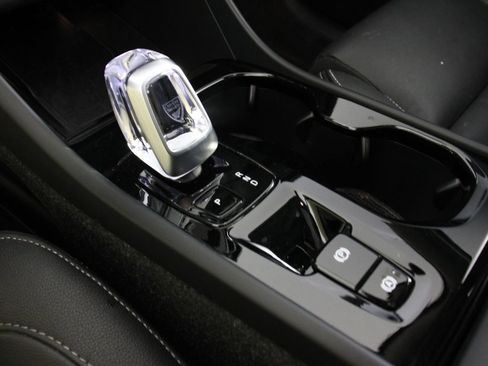 Certified 2025 Volvo XC40 B5 Plus image 15