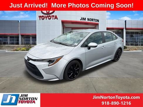 Used 2024 Toyota Corolla LE FWD image 2