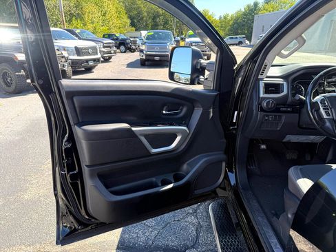 Used 2021 Nissan Titan SV w/ SV Convenience Package image 22