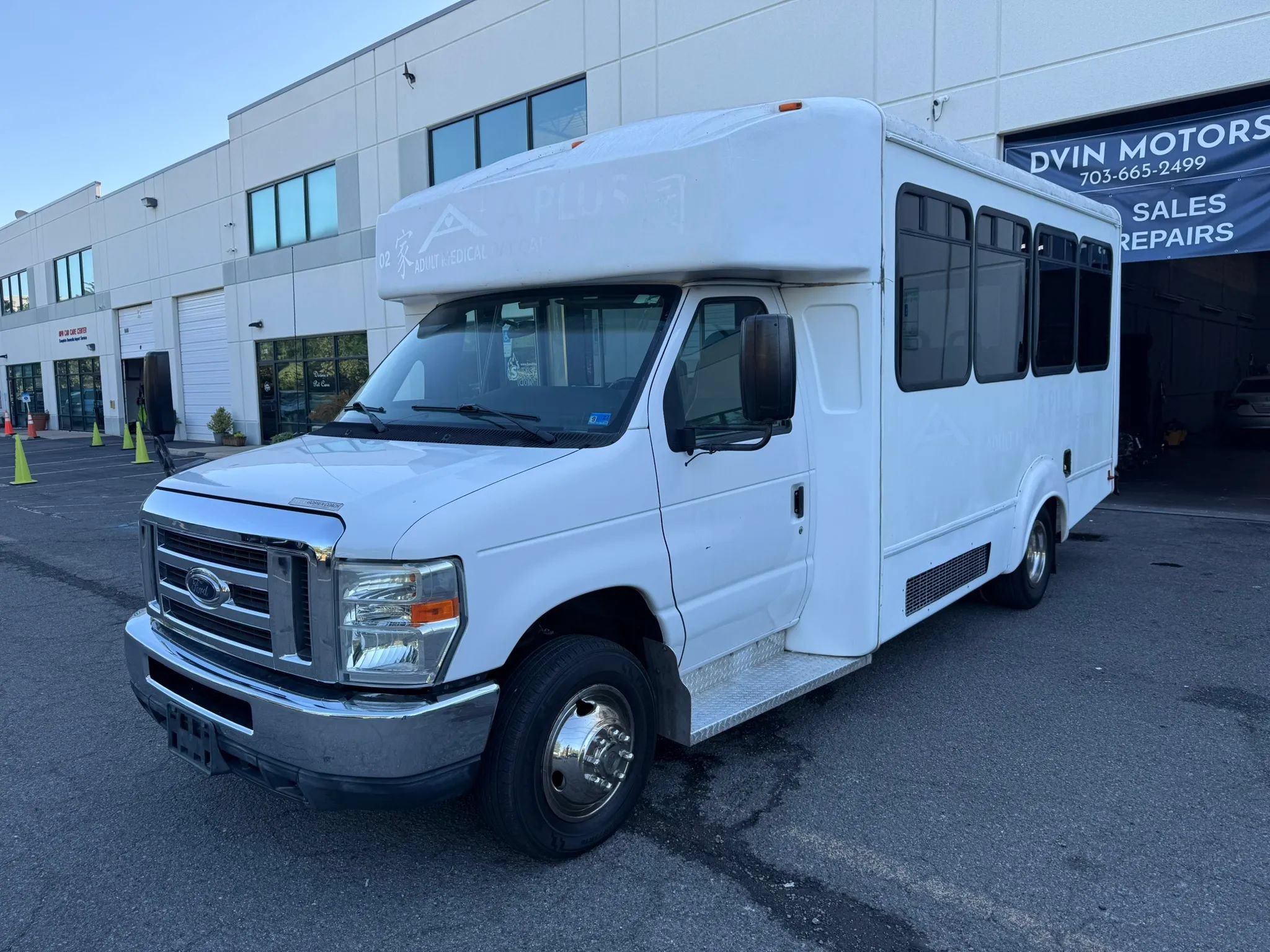 Used 2013 Ford E-350 and Econoline 350 Super Duty w/ Shuttle Bus Prep Pkg RWD image 5