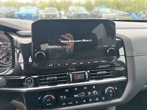 Used 2024 Nissan Pathfinder SL AWD/4WD image 8