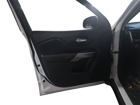 Used 2019 Jeep Cherokee Limited image 17