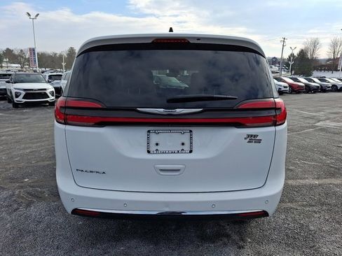 Certified 2023 Chrysler Pacifica Touring-L image 7