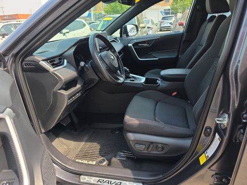 Used 2025 Toyota RAV4 SE AWD/4WD image 2