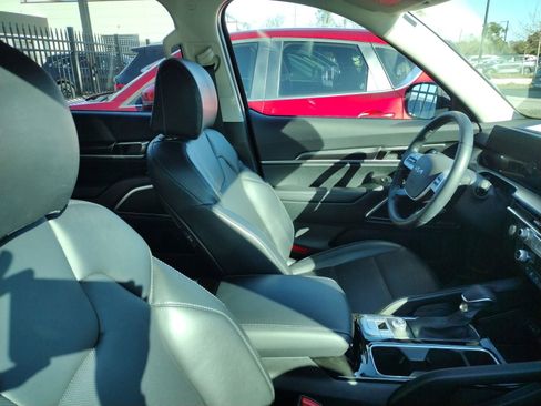 Used 2025 Kia Telluride LX image 4