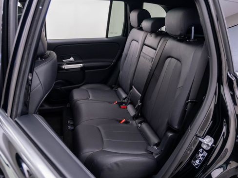 Used 2023 Mercedes-Benz GLB 250 4MATIC image 16