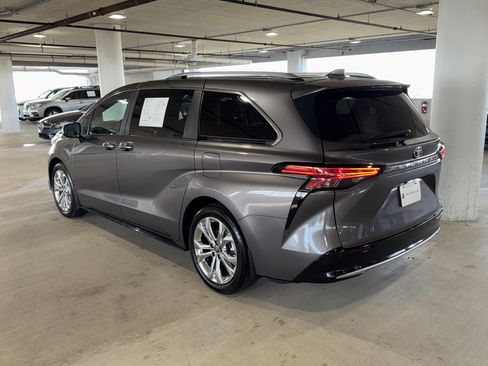 Used 2024 Toyota Sienna Platinum image 6